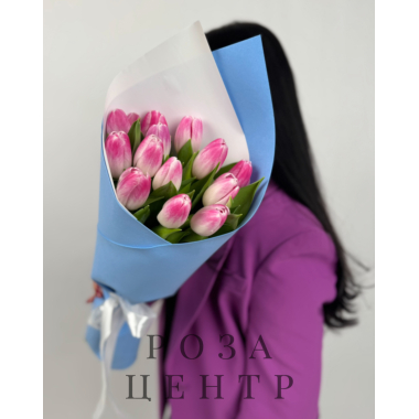 13 тюльпанов в голубом оформлении