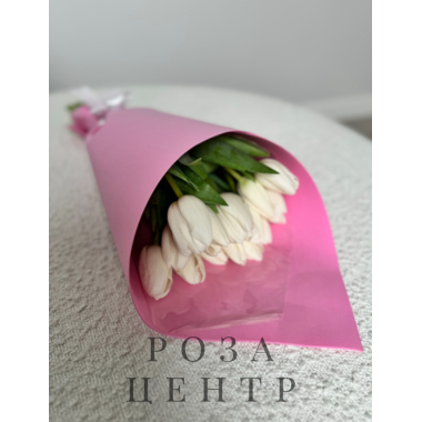 Белые тюльпаны в розовом оформлении